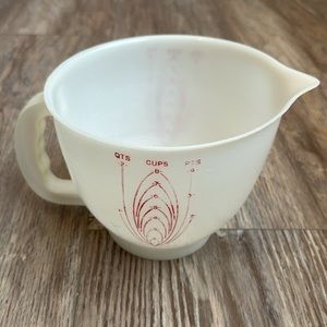 VINTAGE TUPPERWARE Mix N Store 8 cup.